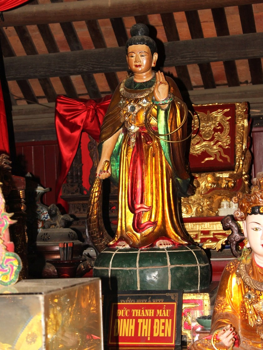Mẹ đẻ Tản Viên Sơn Thánh ở đền Lăng Sương.