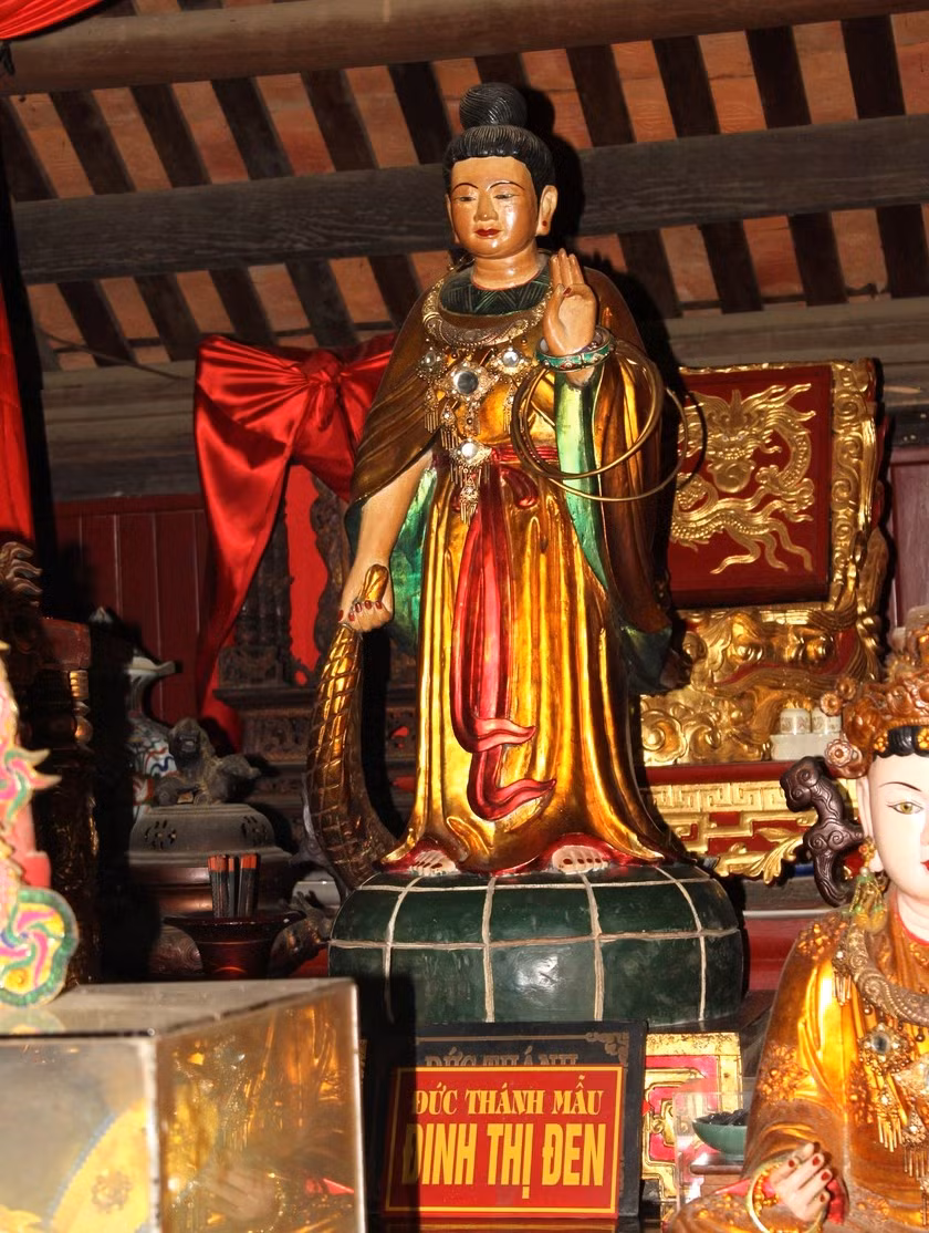 Mẹ đẻ Tản Viên Sơn Thánh ở đền Lăng Sương.