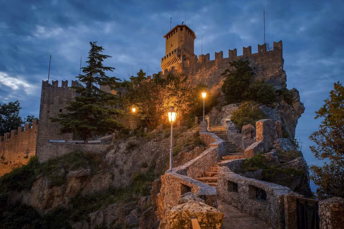 Ngôn ngữ chính thức của San Marino là tiếng Italy. Quốc gia này sử dụng đồng euro mặc dù không phải là thành viên của Liên minh châu Âu. Cảnh quan San Marino chủ yếu được tạo nên bởi núi Titano - ngọn núi chiếm phần lớn diện tích quốc gia. Thủ đô nằm trên sườn núi, nổi bật với ba pháo đài thời trung cổ, vốn là những điểm tham quan chính của đất nước. Nền kinh tế San Marino chủ yếu dựa vào du lịch, mỗi năm thu hút hơn 3 triệu lượt du khách từ khắp nơi trên thế giới. Ảnh: Alexander Je Bradley.