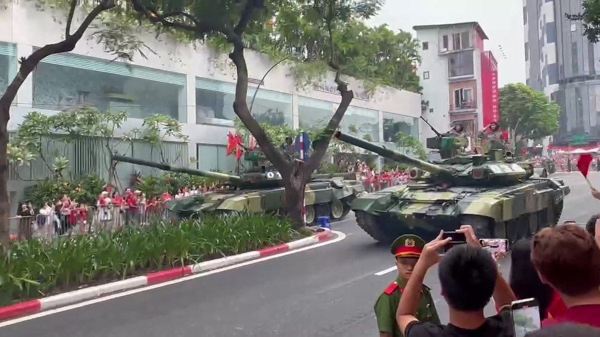 Tiếng reo hò, sắc cờ hoa và những nụ cười rạng rỡ đã hòa cùng tiếng động cơ rền vang, tạo nên bức tranh sống động và tràn đầy khí thế.