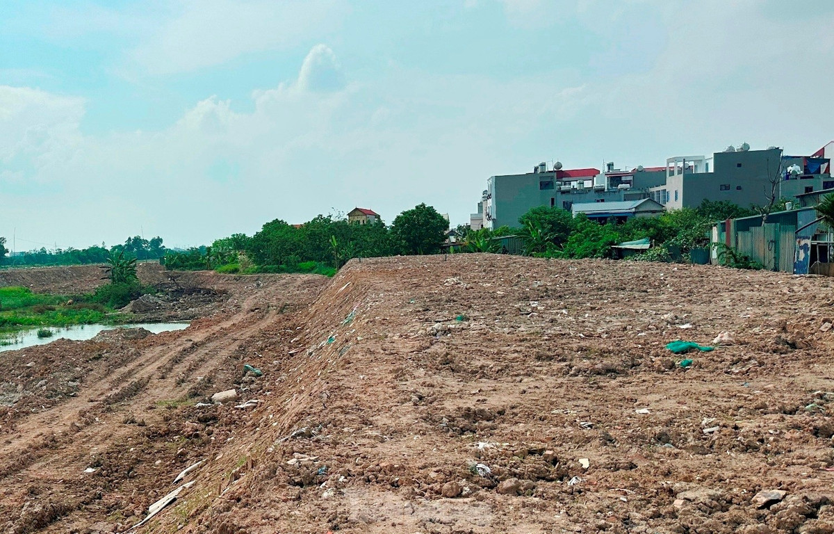 Tuy nhiên nhà thầu chưa thể thi công dỡ tải, thảm mặt đường đồng bộ vì vẫn còn khoảng 130m mặt bằng chưa được giải phóng. Đại diện nhà thầu Khánh Hòa thi công đoạn dự án này cho biết, mặt bằng còn vướng là các nhà dân, nếu trong tháng 7 này địa phương không giải phóng xong thì nguy cơ đoạn đường sẽ khó hoàn thành vào cuối năm nay.