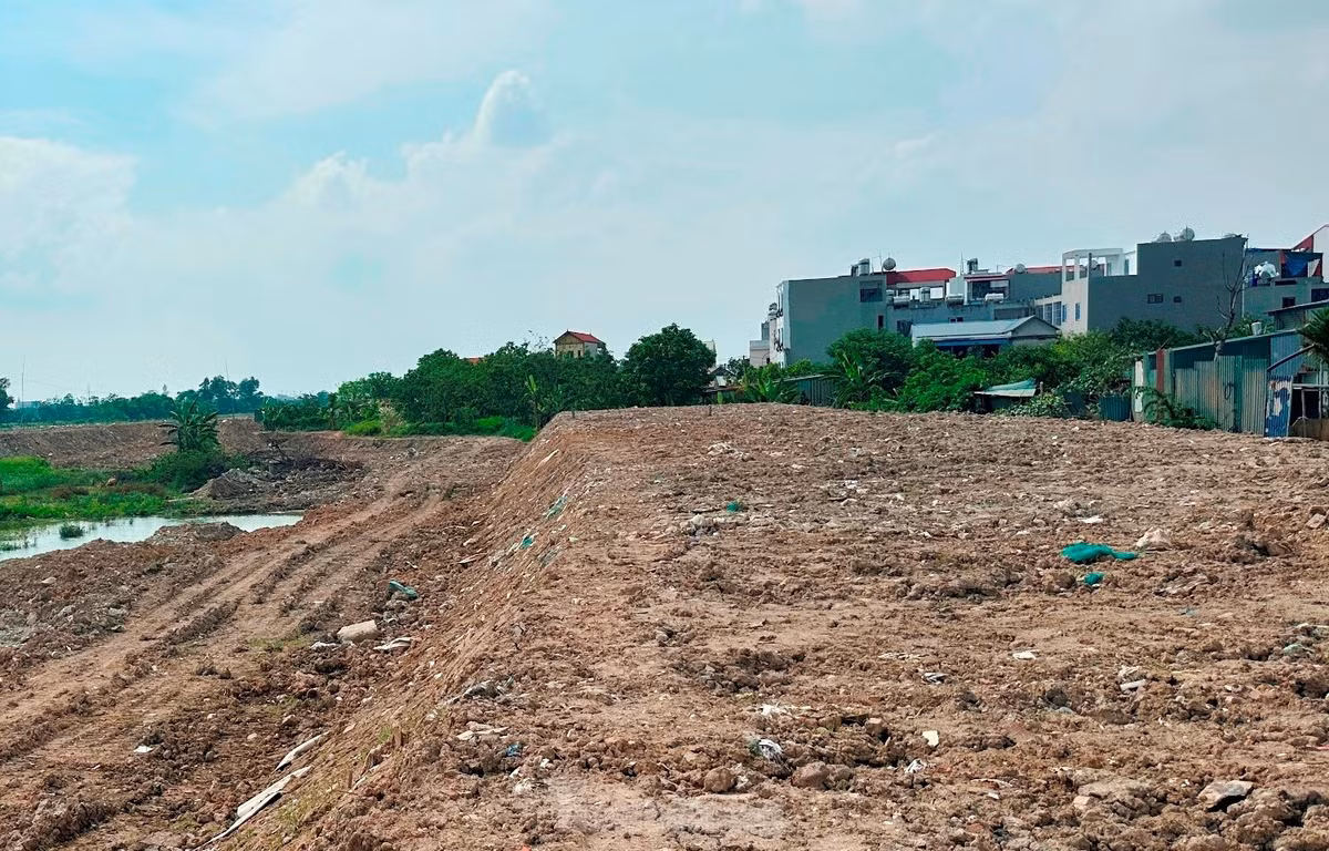 Tuy nhiên nhà thầu chưa thể thi công dỡ tải, thảm mặt đường đồng bộ vì vẫn còn khoảng 130m mặt bằng chưa được giải phóng. Đại diện nhà thầu Khánh Hòa thi công đoạn dự án này cho biết, mặt bằng còn vướng là các nhà dân, nếu trong tháng 7 này địa phương không giải phóng xong thì nguy cơ đoạn đường sẽ khó hoàn thành vào cuối năm nay.