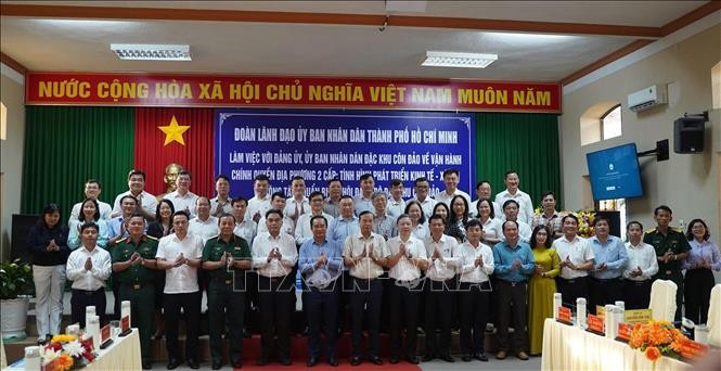 Lãnh đạo Ủy ban nhân dân Thành phố Hồ Chí Minh chụp ảnh lưu niệm cùng đội ngũ cán bộ đang công tác tại Đặc khu Côn Đảo. Ảnh: TTXVN phát