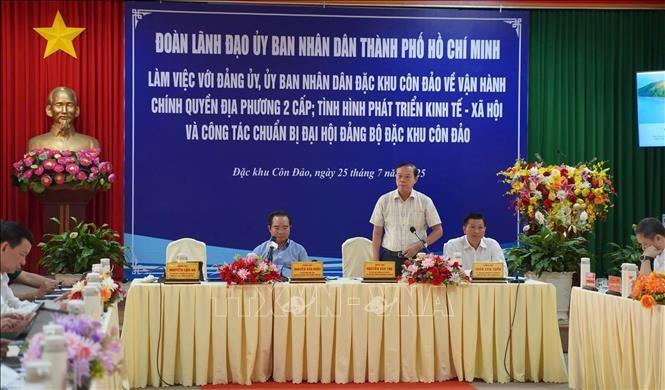 Ông Nguyễn Văn Thọ, Phó Chủ tịch thường trực UBND Thành phố Hồ Chí Minh trao đổi, trả lời và hướng dẫn thêm một số vấn đề liên quan đến kiến nghị của lãnh đạo Đặc khu Côn Đảo. Ảnh: TTXVN phát