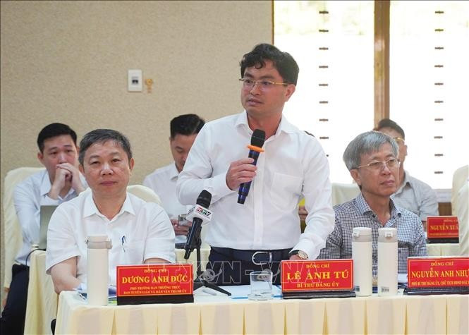 Ông Lê Anh Tú, Bí thư Đảng ủy Đặc khu, báo cáo công tác chuẩn bị văn kiện Đại hội Đảng bộ Đặc khu Côn Đảo. Ảnh: TTXVN phát