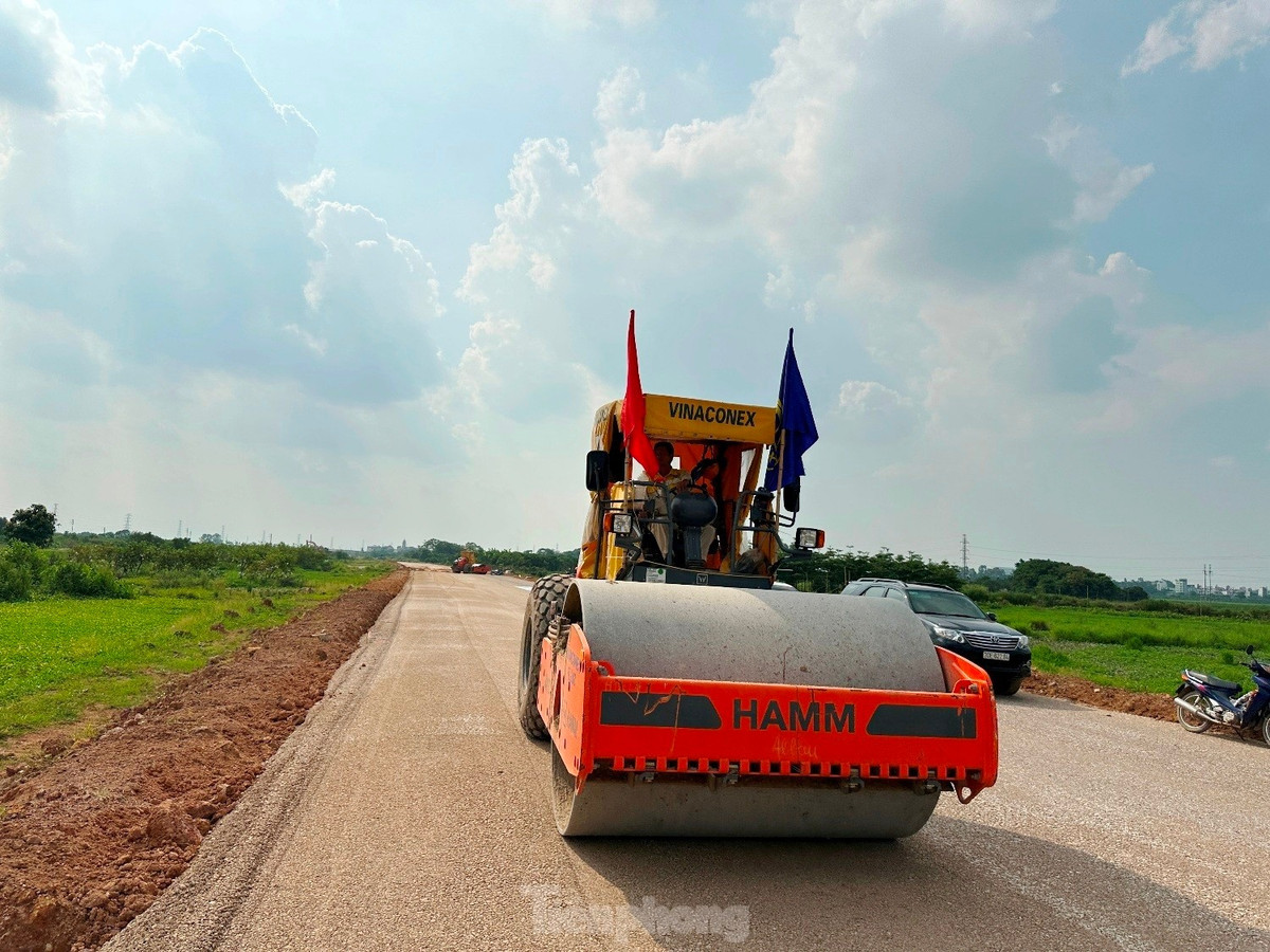 Dự án đường song hành Vành đai 4 được khởi công tháng 6/2023 và tiến độ hoàn thành trong năm 2025. Tuy nhiên, đến nay dự án vẫn còn vướng mặt bằng nhiều đoạn, dẫn đến không thể thi công, có nguy cơ chậm tiến độ.