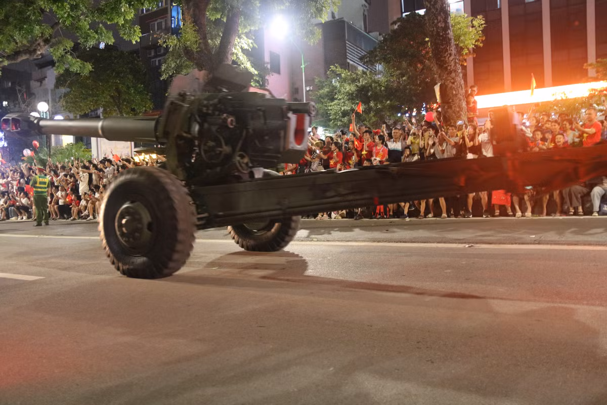 Hơn 9h tối, khi đoàn xe bánh lốp xuất hiện, người dân hai bên đường hò reo, vẫy cờ đón chào.