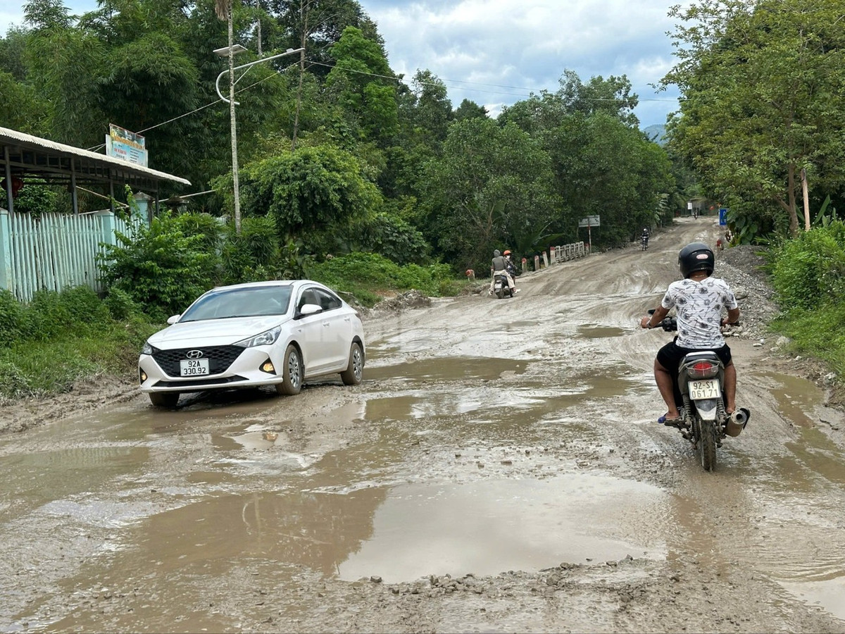 Quốc lộ 14D được người dân ví như &quot;con đường đau khổ&quot; vì xuống cấp trầm trọng.