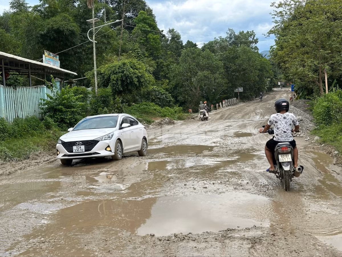 Quốc lộ 14D được người dân ví như "con đường đau khổ" vì xuống cấp trầm trọng.