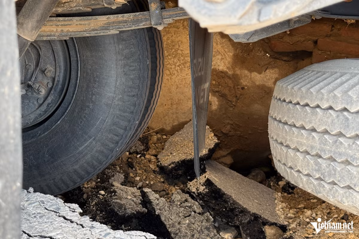 Tài xế Nguyễn Tiến Dũng cho biết, trước đó mặt đường không có biểu hiện bất thường nhưng khi xe di chuyển qua thì sụt xuống hố. "Thời điểm này, trên ô tô của tôi chỉ chở một ít hàng hóa, không đáng kể", nam tài xế cho biết. xemptyzCũng theo tài xế này, sau khi xe bị tụt xuống hố, anh đã gọi xe cứu hộ. Tuy nhiên, khi tiếp cận hiện trường, xe này cũng gặp nạn.