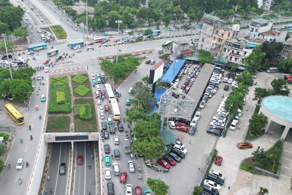 Nút giao Xã Đàn - Giải Phóng là nút giao lớn nên khi dừng xe máy xăng từ Vành đai 1 trở vào, bãi xe này dự kiến sẽ là nơi trung chuyển lớn nhất, giúp người dân gửi xe máy xăng khi đi vào nội đô.