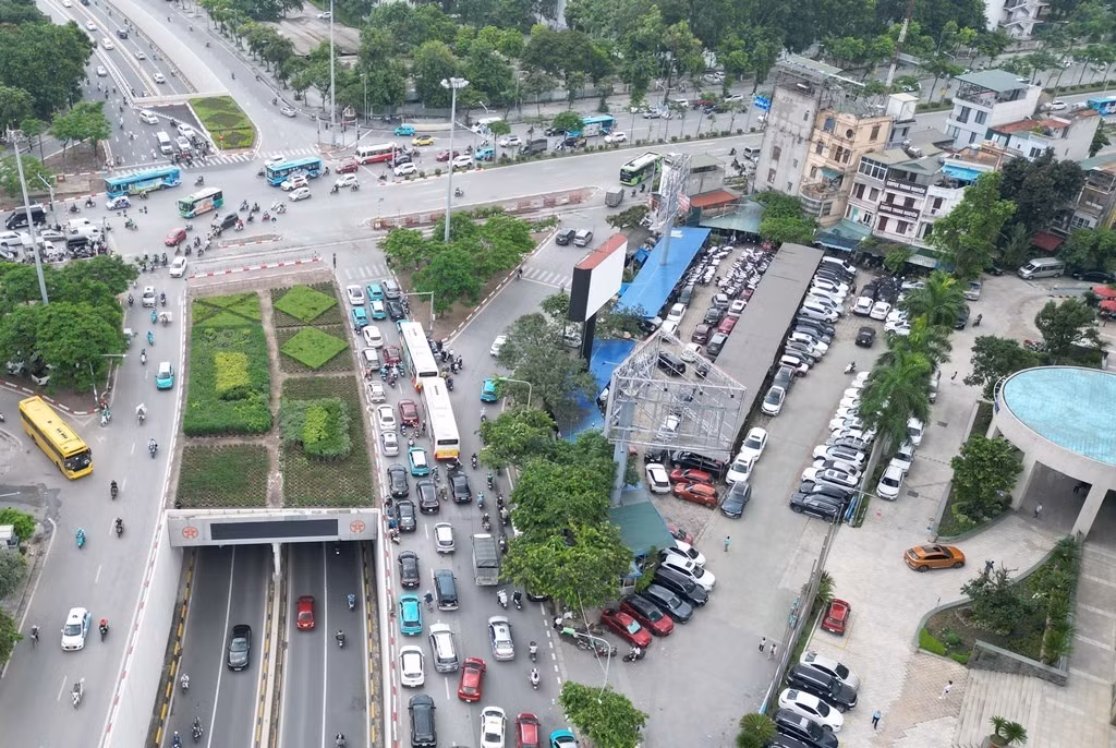 Nút giao Xã Đàn - Giải Phóng là nút giao lớn nên khi dừng xe máy xăng từ Vành đai 1 trở vào, bãi xe này dự kiến sẽ là nơi trung chuyển lớn nhất, giúp người dân gửi xe máy xăng khi đi vào nội đô.