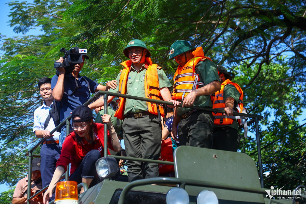 BTR-60 được thiết kế để vận chuyển bộ binh và trang bị hạng nhẹ, đồng thời hỗ trợ hỏa lực với các phiên bản được trang bị súng máy hoặc pháo nhỏ.