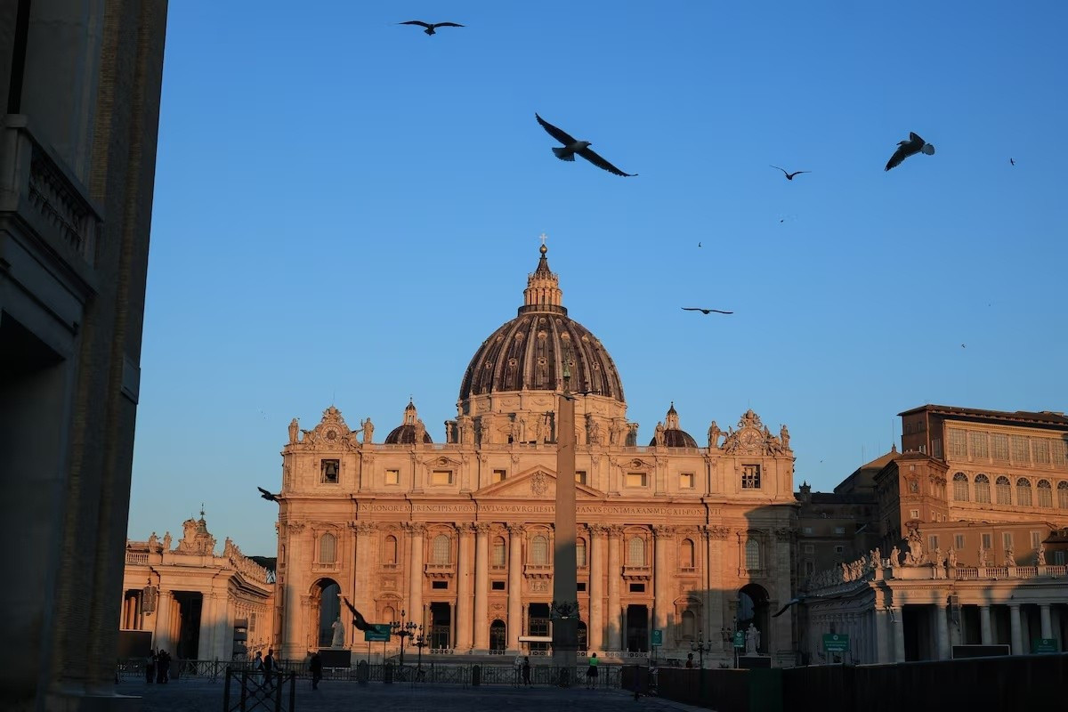 Có diện tích chỉ 0,44 km2, dân số khoảng 1.000 người, nằm trọn trong lòng thủ đô Rome của Italy, Vatican chính là quốc gia nhỏ nhất thế giới. Được thành lập vào năm 1929, nơi đây có tòa thánh Vatican, quảng trường thánh Peter - hai địa danh nổi tiếng mà những người theo Thiên chúa giáo luôn mong muốn được một lần ghé thăm. Ảnh: Reuters.