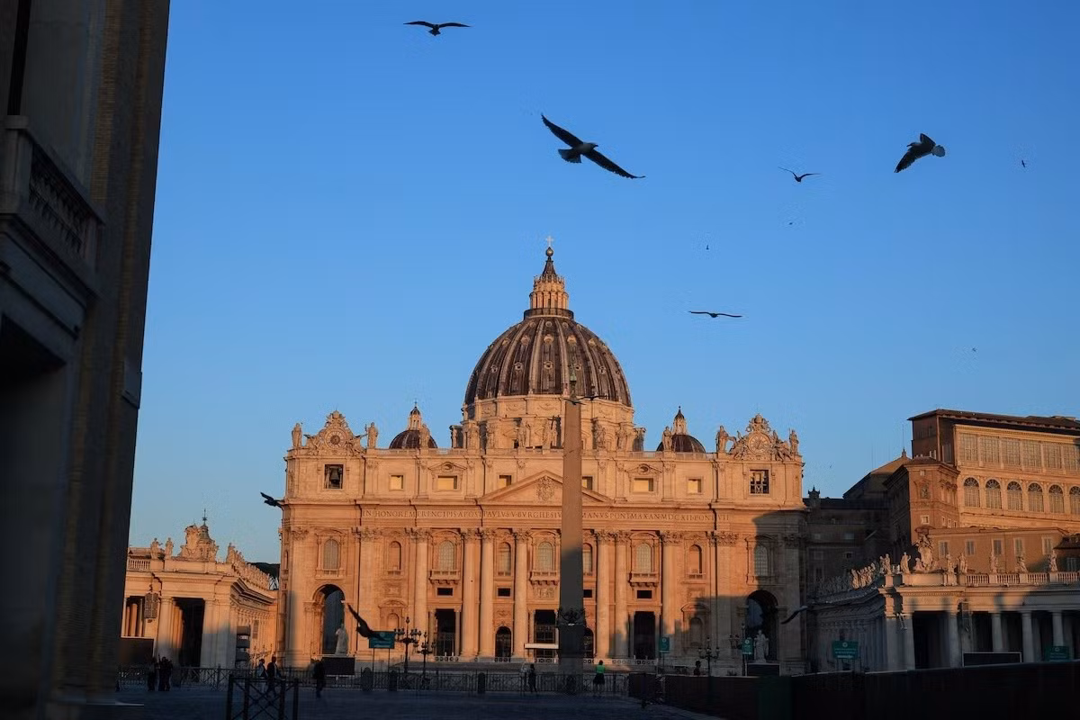 Có diện tích chỉ 0,44 km2, dân số khoảng 1.000 người, nằm trọn trong lòng thủ đô Rome của Italy, Vatican chính là quốc gia nhỏ nhất thế giới. Được thành lập vào năm 1929, nơi đây có tòa thánh Vatican, quảng trường thánh Peter - hai địa danh nổi tiếng mà những người theo Thiên chúa giáo luôn mong muốn được một lần ghé thăm. Ảnh: Reuters.