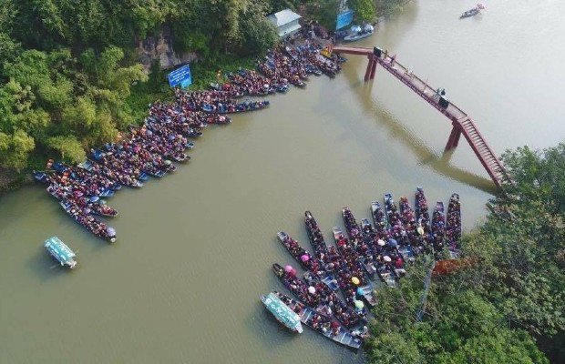 Mặc dù lượng khách tăng cao trong ngày mùng 2 Tết, song không xảy ra tình trạng ùn tắc kéo dài tại những điểm từng được xem là “điểm nóng” của các mùa lễ hội trước đây