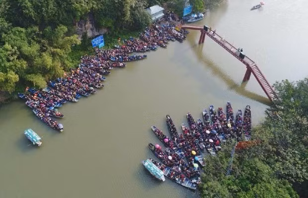 Mặc dù lượng khách tăng cao trong ngày mùng 2 Tết, song không xảy ra tình trạng ùn tắc kéo dài tại những điểm từng được xem là “điểm nóng” của các mùa lễ hội trước đây