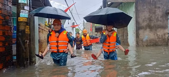 Mưa lũ khiến nước nhiều sông ở Đà Nẵng và Huế lên rất cao, nguy cơ ngập úng.