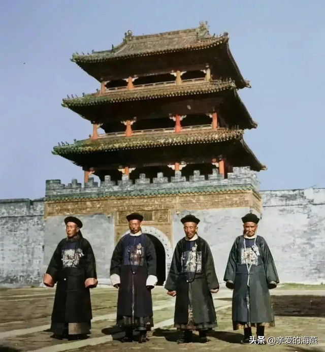 Những bộ trang phục bị cho là thô kệch, xấu xí này lại trở nên độc đáo trong dòng chảy lịch sử trang phục Trung Hoa, khiến người ta không khỏi ngạc nhiên.