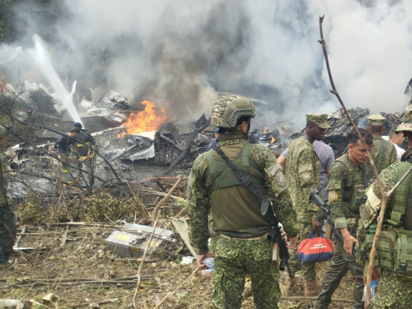 Các sĩ quan quân đội làm nhiệm vụ cứu hộ tại hiện trường rơi máy bay. Ảnh La Voz de Amazonia/Reuters.