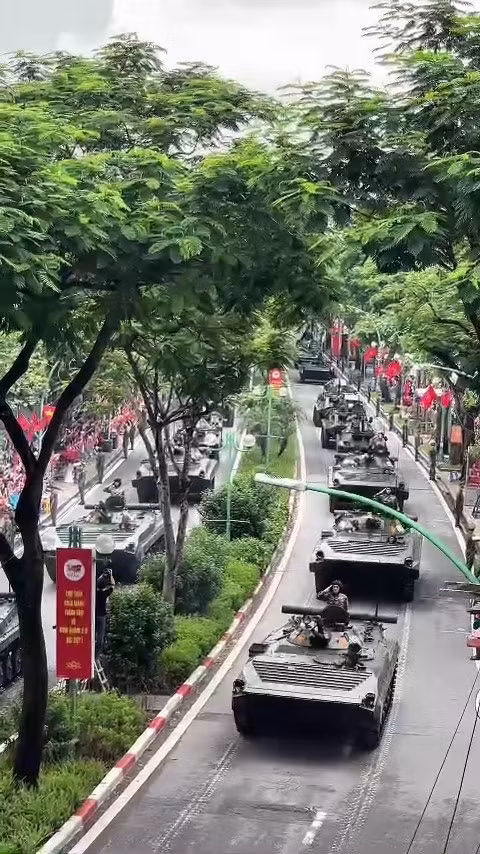 Các khối khí tài hiện đại nối đuôi nhau, mang thông điệp về sức mạnh bảo vệ Tổ quốc trong thời kỳ mới.