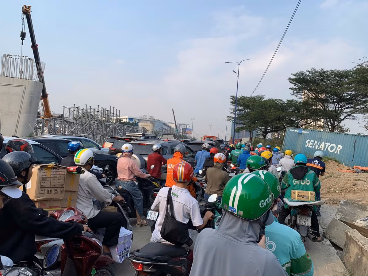 Người và xe chen chúc di chuyển qua nút giao An Phú.