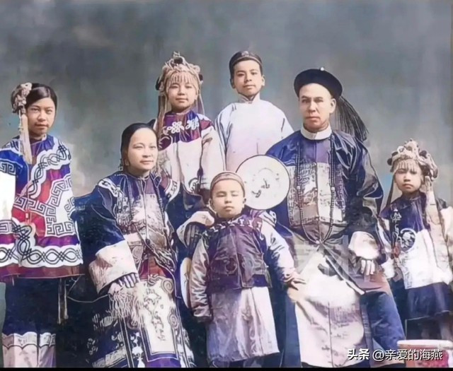 Người giàu thường béo tốt, trong khi người dân nghèo lại hốc hác vì thiếu dinh dưỡng. Thường dân nhỏ bé như con kiến, chỉ có cuộc sống tạm ổn khi thái bình thịnh trị, còn khi gặp thiên tai, dịch bệnh thì càng thêm bi thảm.