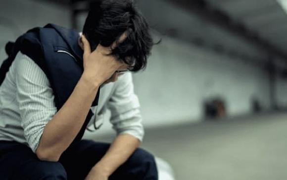 Những người chỉ nhìn thấy điểm yếu kém của bản thân thường không có nhiệt huyết, không có niềm tin, không có nghị lực nhìn xa. Họ sống càng ngày càng tụt dốc, chán nản, chỉ muốn buông xuôi. (Ảnh minh họa)