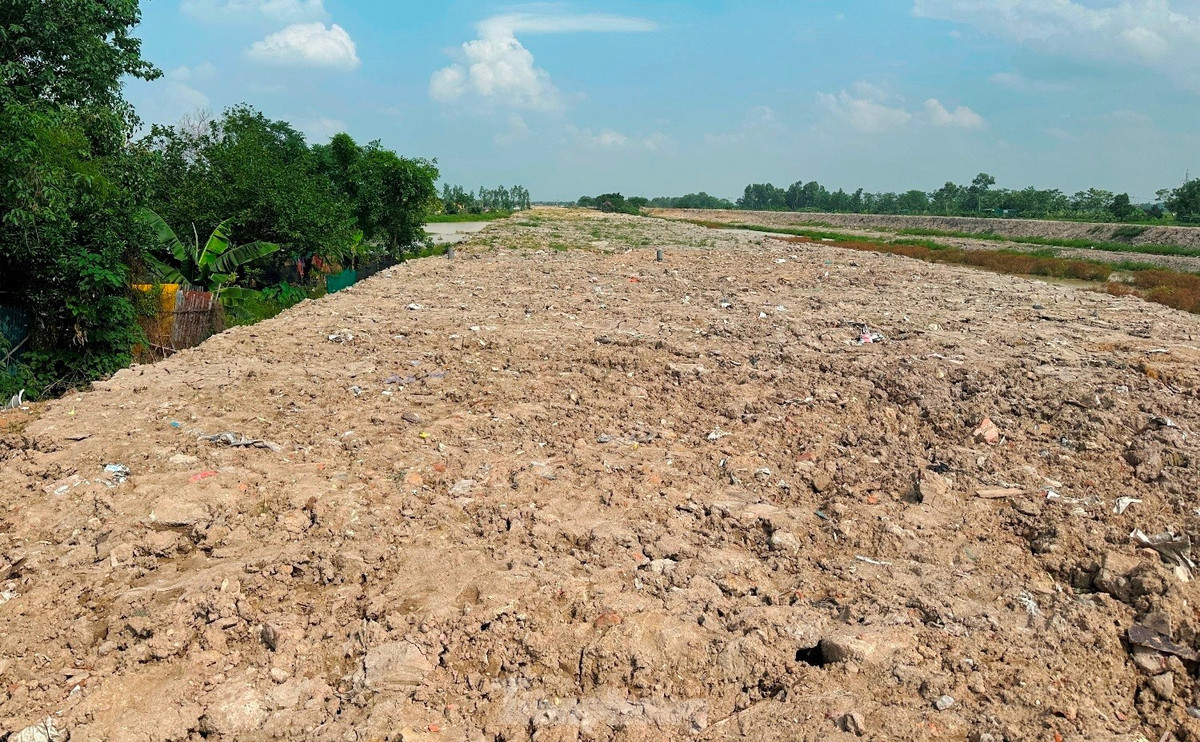 Tại đoạn dự án đi qua xã Cự Khê, huyện Thanh Oai (cũ), dài 2,5 km, toàn bộ đường song hành Vành đai 4 qua xã Cự Khê đã được nhà thầu đắp nền đường, gia tải đạt đến 95% mặt bằng được giao.