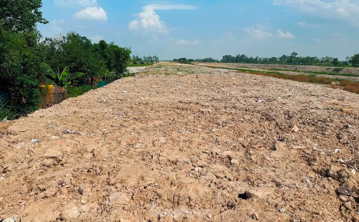 Tại đoạn dự án đi qua xã Cự Khê, huyện Thanh Oai (cũ), dài 2,5 km, toàn bộ đường song hành Vành đai 4 qua xã Cự Khê đã được nhà thầu đắp nền đường, gia tải đạt đến 95% mặt bằng được giao.