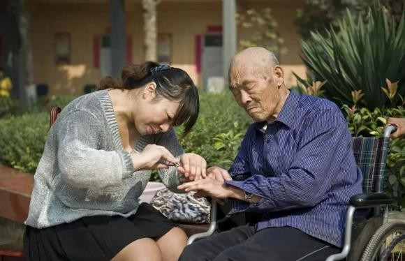 Thực tế cho thấy, nhiều người vì cởi mở quá mức khi chia sẻ về lương hưu mà vô tình trở thành đề tài bàn tán trong xóm, chưa kể có thể ảnh hưởng đến mối quan hệ với con cháu khi chuyện riêng bị đồn thổi (Ảnh minh họa)