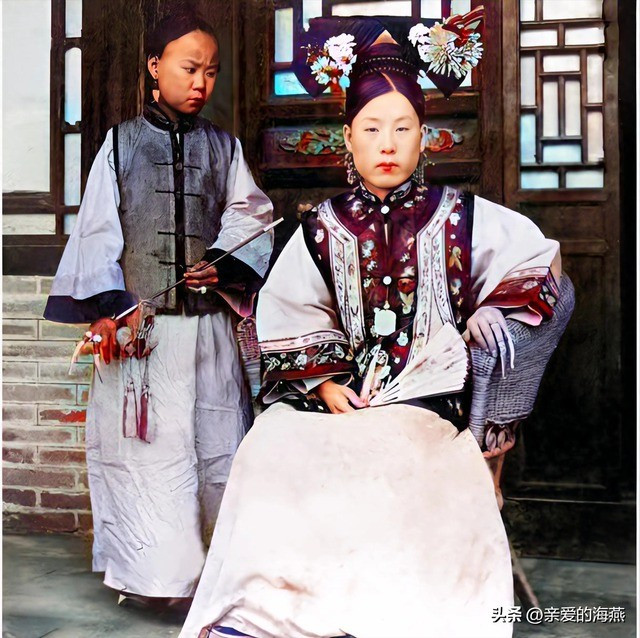 Cuộc sống thực tế của các vị vương gia nhà Thanh không hề hào nhoáng như trên phim truyền hình. Bức ảnh của Túc Thân vương Thiện Kỳ cho thấy ngay cả tầng lớp quý tộc cũng ăn mặc giản dị hơn nhiều so với những gì được khắc họa trên phim ảnh.