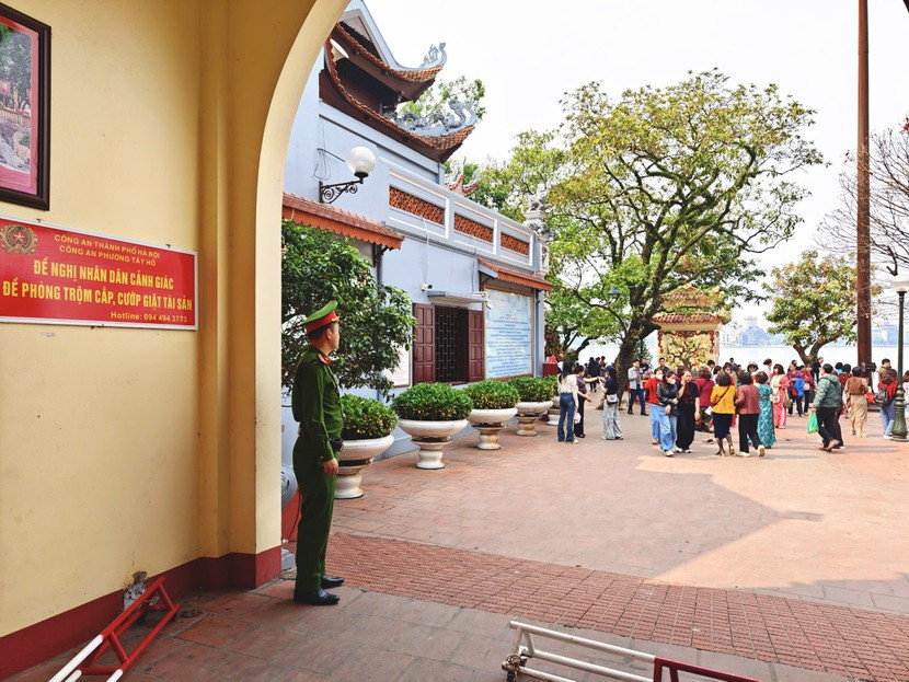 Công an phường Tây Hồ làm nhiệm vụ bảo đảm ANTT tại Phủ Tây Hồ