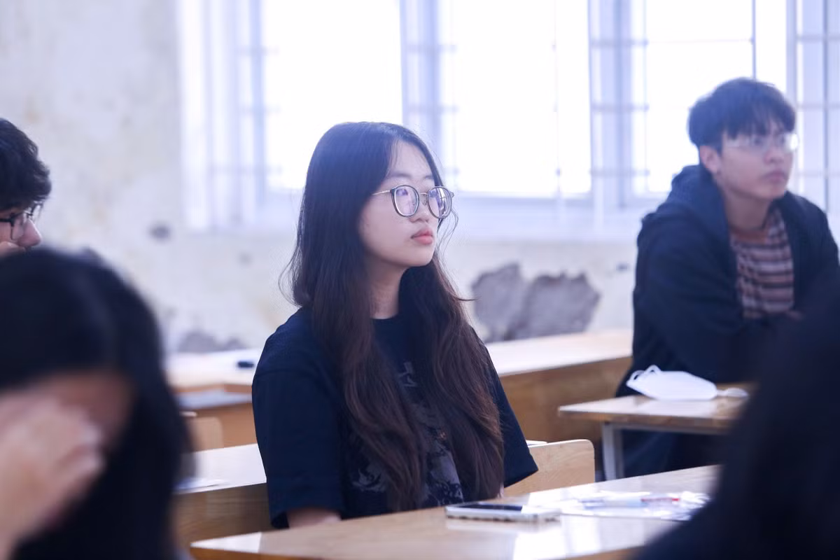 Nếu đã bị khiển trách một lần nhưng tiếp tục nhìn, trao đổi bài làm hoặc giấy nháp, chép bài hoặc để bạn chép bài của mình, thí sinh sẽ bị cảnh cáo và trừ 50% điểm.