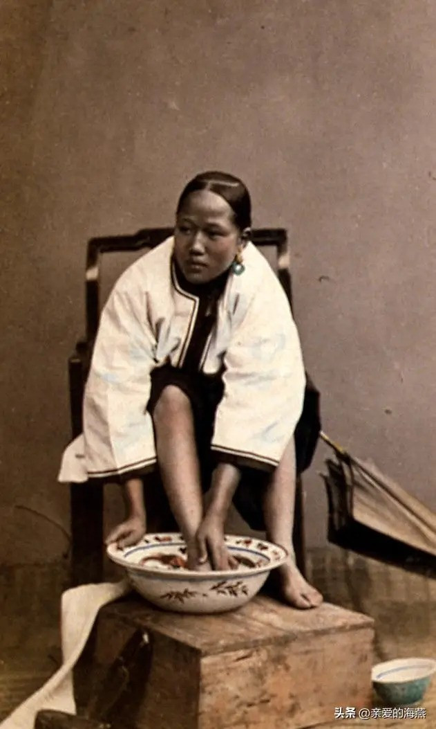 Trong một bức ảnh cuối thời Thanh, một người phụ nữ đang rửa chân, bàn chân của bà không bị bó và bà rất có thể là người Mãn. Bởi vì phụ nữ Mãn thời đó không bó chân, trong khi phụ nữ Hán lại phổ biến tục lệ này. Phụ nữ Mãn Châu, Mông Cổ và Tây Tạng đều không bó chân.