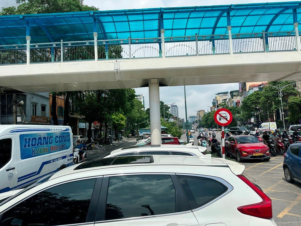 Bãi xe thứ 2, dự kiến nằm ở vỉa hè, dải phân cách và khoảng đất trống dọc tuyến đường Trần Khát Chân, đoạn từ nút giao phố Bạch Mai đến đoạn giao với phố Lạc Nghiệp, dài hơn 500m.