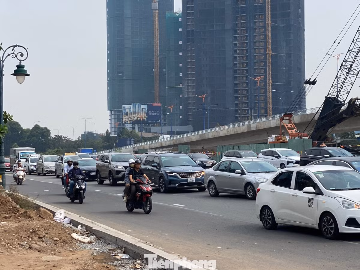 Dòng xe xếp hàng ở khu vực nút giao thông An Phú chờ vào đường dẫn cao tốc TP HCM - Long Thành - Dầu Giây.