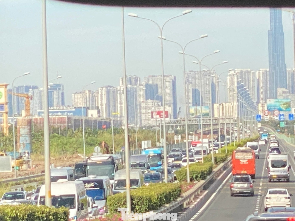 Hàng dài phương tiện xếp hàng chờ di chuyển vào cao tốc TPHCM - Long Thành - Dầu Giây.