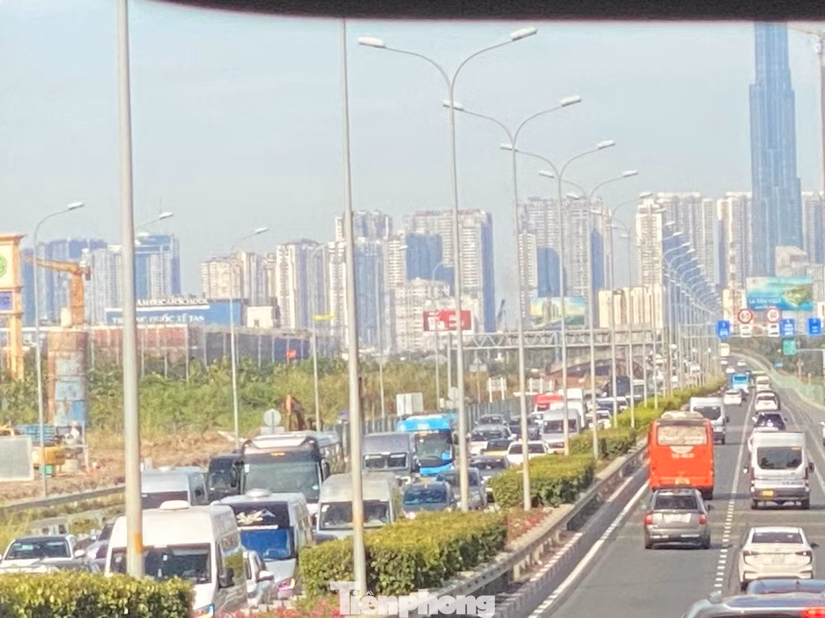 Hàng dài phương tiện xếp hàng chờ di chuyển vào cao tốc TPHCM - Long Thành - Dầu Giây.