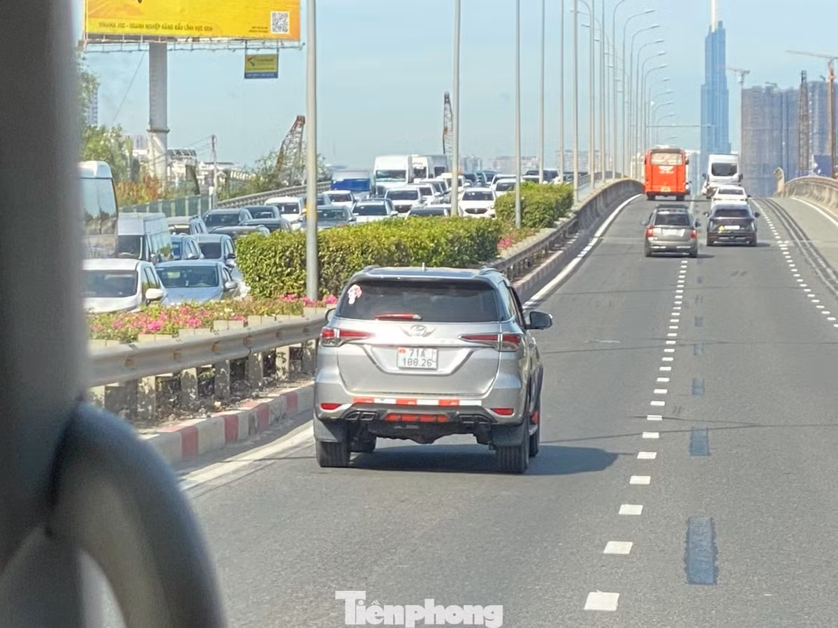 Đường dẫn cao tốc TP HCM - Long Thành - Dầu Giây (hướng từ Đồng Nai đi TP HCM) thông thoáng. Trong khi ở chiều ngược lại xảy ra tình trạng ùn ứ kéo dài.