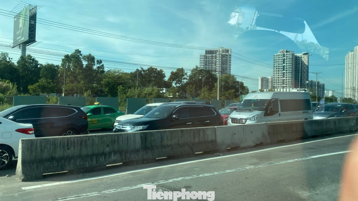 Dòng xe "đứng bánh" trên đường dẫn cao tốc TP HCM - Long Thành - Dầu Giây.