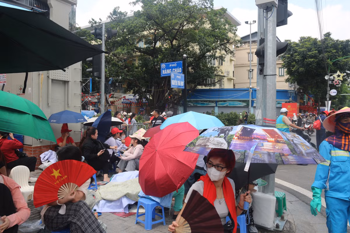 Ai có chiếu dùng chiếu, ai có bạt dùng bạt, có ghế dùng ghế. Đây là điểm đẹp xem diễu binh, diễu hành nên luôn đông người dân xếp hàng từ sớm.