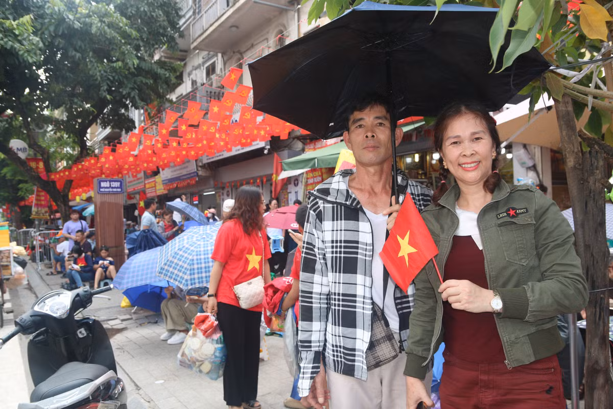 Hai anh em đến từ Thái Bình chia sẻ, đã đến từ 3h sáng hôm nay (29/8) để xếp hàng trong không khí hào hứng, náo nức.