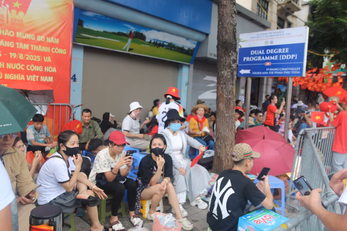 Vỉa hè đã kín chỗ.