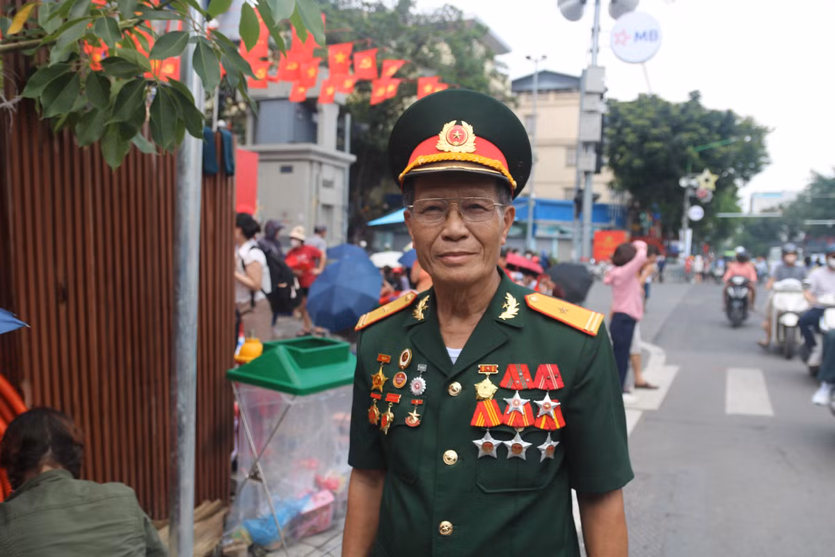 Bác Lê Quang Năm, 71 tuổi, cựu chiến binh tham gia kháng chiến chống đế quốc Mỹ, chiến tranh biên giới Tây Nam, làm nghĩa vụ quốc tế tại chiến trường Campuchia chia sẻ, rất vui, tự hào trong ngày đại đoàn kết toàn dân, thể hiện lòng yêu nước.