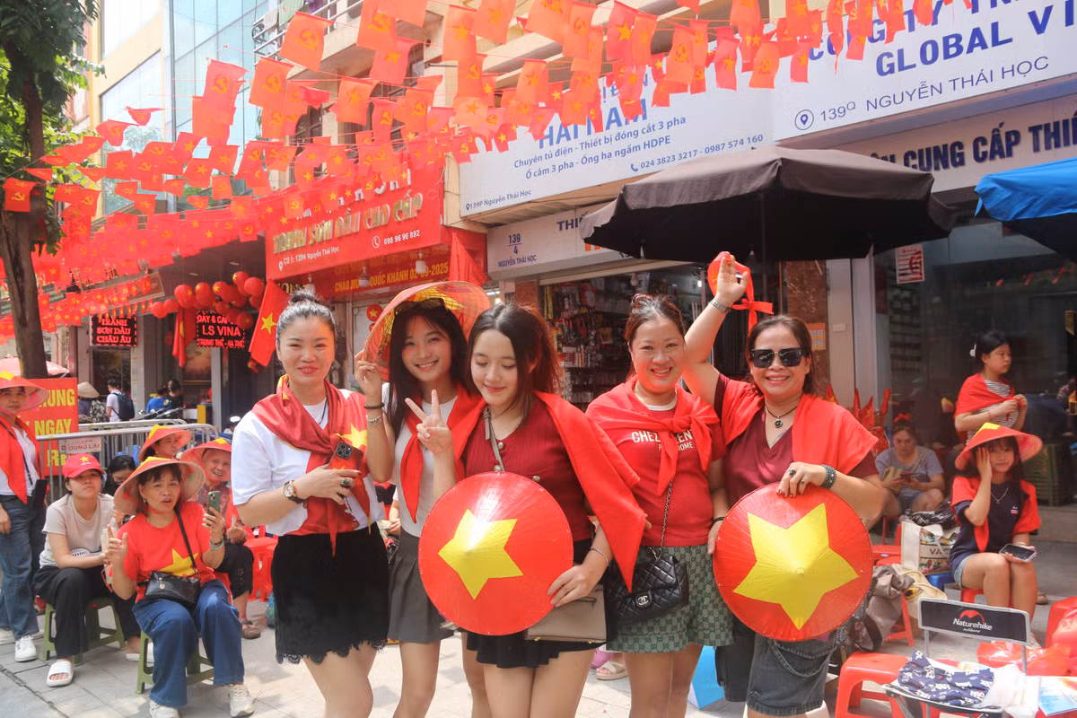 Nhóm người dân đến từ Thường Tín (Hà Nội) chia sẻ, dù đã đi lần hai, và phải xếp hàng, nhưng vẫn rất háo hức trong ngày hội vui của dân tộc.