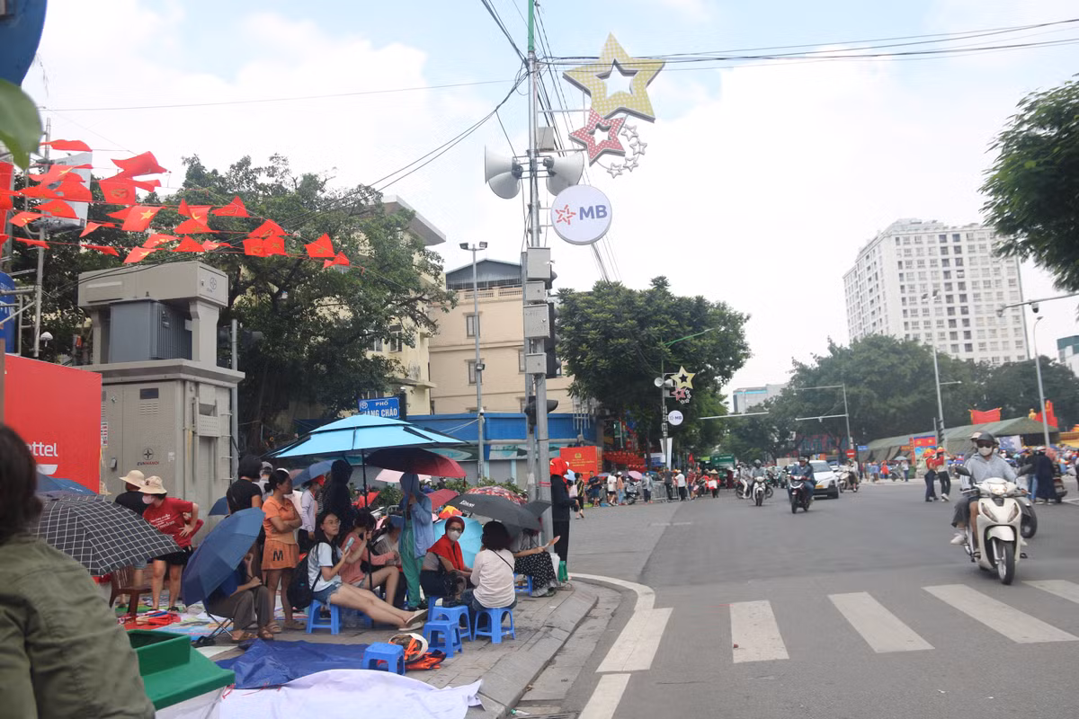 Nhưng từ trưa ngày 29/8, đã đông nghẹt người xếp hàng trên các tuyến phố Hùng Vương- Nguyễn Thái Học - Hàng Cháo,