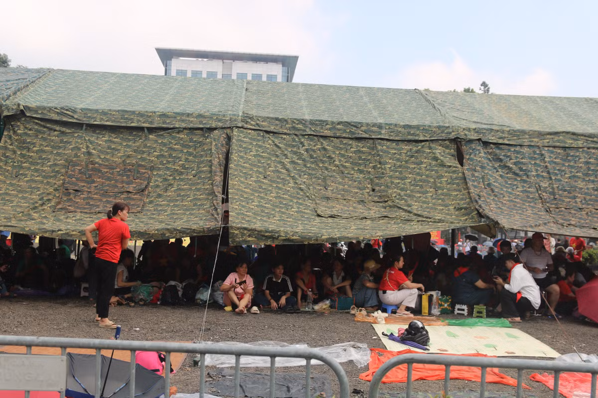 Chờ đợi trong các nhà bạt.