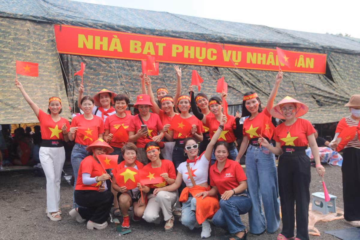 Khu nhà bạt phục vụ nhân dân đã đông chật người ngồi.