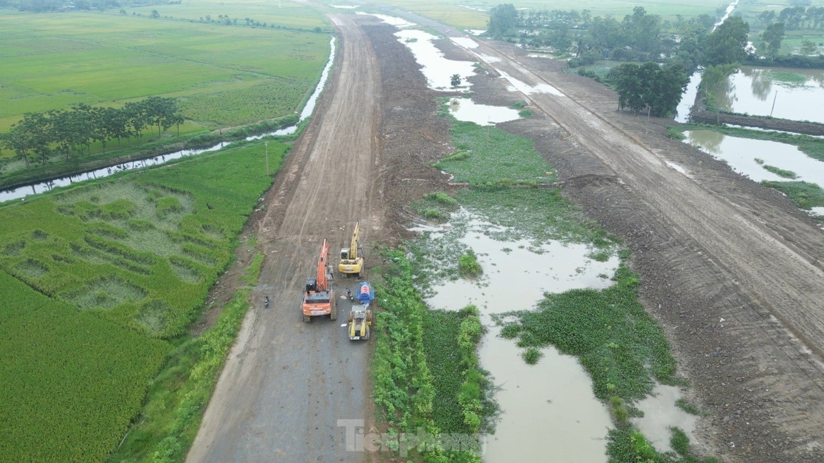 Điển hình, tại gói thầu XL10 (quận Hà Đông cũ đi huyện Thanh Oai cũ) đang phải thi công &quot;xôi đỗ&quot;, vì nhiều đoạn vướng mặt bằng. Hiện công trường thi công đã phủ đến hơn 90% mặt bằng dự án, nhiều đoạn mặt đường song hành đã được thảm nhựa, tuy nhiên cũng còn một số đoạn dự án vẫn chưa thể thi công.